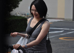 パイスラしてる女の子のエロ画像！モノがデカい程ええなｗの画像