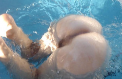 全裸でプールを泳いでる女の子のエロ画像！まん毛いっぱい浮いてそうｗの画像