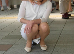 パンチラしてるおばちゃんのエロ画像！可愛いの穿いてんなｗの画像