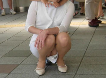 パンチラしてるおばちゃんのエロ画像！可愛いの穿いてんなｗの画像