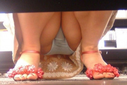棚の向かいにいる女の子のパンチラが見えちゃった画像！の画像