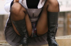 街中でM字に脚を開いてパンツ見えてる女の子のエロ画像！の画像