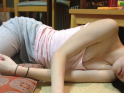 暑い日に最適なキャミソール着用女子のエロ画像！谷間が素晴らしいｗの画像