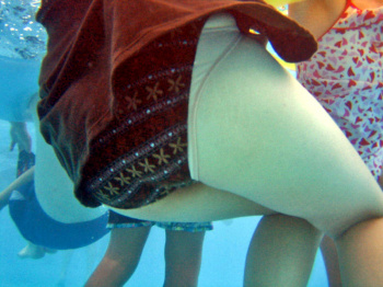 水着姿の熟女のお尻を狙ったエロ画像！ちょっと垂れてるかｗの画像