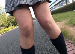 立ちションやお漏らししちゃった制服JKのエロ画像！太ももびちゃびちゃなりそうｗの画像