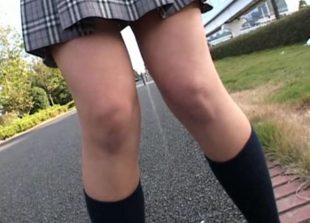 立ちションやお漏らししちゃった制服JKのエロ画像！太ももびちゃびちゃなりそうｗの画像