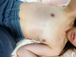 貧乳女子のトップレス画像！男のふりして外に出てみようぜｗの画像
