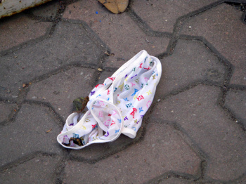 ブラジャーやパンツが地面にポイ捨てされてる画像！青姦でもしたんかｗの画像
