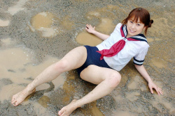 セーラー服にスク水重ね着してる女の子のエロ画像！一度に二度楽しめますｗの画像