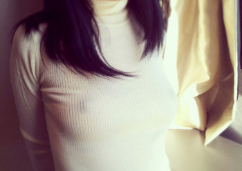 ノーブラニットで乳首が透けてる女の子のエロ画像！ポチッと押したいｗの画像
