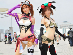 へそ出しキャラクターのコスプレしてる女の子のエロ画像！の画像