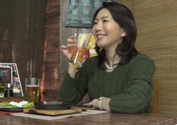 ☆人妻ナンパ☆　４４歳になる熟れきった肉厚デカ尻を怒張したヤングチ●ポに激しく打ちつけながら悶え狂う美人奥さまの淫らな姿を隠し撮り！ストレス発散で立ち寄った居酒屋で知りあった好みのイケメン年下男子にほろ酔い気分で口説かれてソノ気になった欲求不満のドスケベ人妻が魅せる淫らな姿を見逃すな！の画像