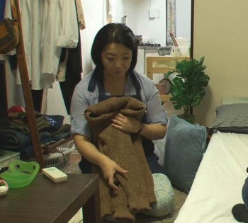 ☆人妻ナンパ☆ 53歳という年齢ながら息子とさほど年の変わらない若い男の子にオンナとして見られて激しく興奮した完熟人妻の淫らな姿を隠し撮り!平日の昼下り性欲旺盛な若者に怒張したヤングチ●ポを見せつけられ恥らいながらもソノ気になった欲求不満のドスケベ奥さまが魅せる淫らな姿を見逃すな!の画像