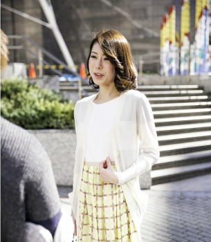 ☆人妻ナンパ☆ 38歳と52歳だとおっしゃるセレブ感ハンパない上品ぶった化けの皮を被った欲求不満の美人奥さまたちをナンパ!浮気はダメだと分かっていながらも思いもよらぬナンパに舞い上がりスケベ心に火が付いたむっつりスケベの人妻がオンナ全開で悶え狂いポルチオイキを連発する淫らな姿を見逃すな!の画像