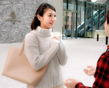 ☆人妻ナンパ☆　３２歳だとおっしゃるセックスレス状態が続いてる夫婦生活に不満をもつ清楚な雰囲気漂う美人奥さまをナンパ！浮気はダメだと分かっていながらも経験豊富なナンパ師に女盛りの成熟した肉体を完全支配された欲求不満の人妻が卑猥な真っ黒デカ乳首をビンビンに尖らせて悶え狂う淫らな姿を見逃すな！の画像