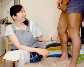 ☆人妻ナンパ☆ 56歳という年齢ながら怒張したヤングチ●ポを咥えて離さない完熟人妻の淫らな姿を隠し撮り!精力不足の旦那とは全くタイプの違うエネルギッシュな若い男の子に濃厚な熟女臭が溢れ出す閉経マ●コに快楽を与え続けられて極度の興奮状態に陥った欲求不満の人妻が魅せる淫らな姿を見逃すな!の画像