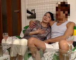 ☆人妻ナンパ☆　５５歳になる成熟した肉体からただならぬ熟女オーラをビンビン放つ完熟人妻の淫らな姿を隠し撮り！ナンパで知り合った息子よりも若い熟女好きのイケメン男子に剥き出しの閉経マ●コを濃厚クンニで刺激されて絶頂欲求が高まったドスケベ人妻がポルチオイキを連発する淫らな姿を見逃すな！の画像