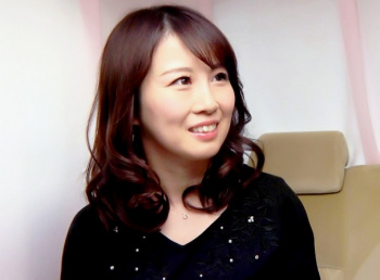 ☆人妻ナンパ☆ 38歳だという見た目も雰囲気も若々しい色白で清楚な雰囲気漂う欲求不満の美人奥さまをナンパ!旦那好みに陰毛が処理された剥き出しのぐちょ濡れマ●コとビンビンに尖らせた敏感乳首に快楽を与え続けられて絶頂欲求が高まった清楚な人妻が怒張した極太チ●ポをハメ狂う淫らな姿を見逃すな!の画像
