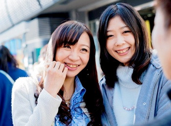 ☆人妻ナンパ☆ 46歳だという清楚なフリした性欲強めの美人奥さまがとびきりスケベな淫乱メス犬に豹変!使い込まれた卑猥な肉厚マンビラ全開の完熟マ●コを名前も知らないナンパ師に虐め抜かれて本性を露わにしたドスケベ人妻が年頃の娘とひとつになって絡み合う変態チックな姿を見逃すな!の画像