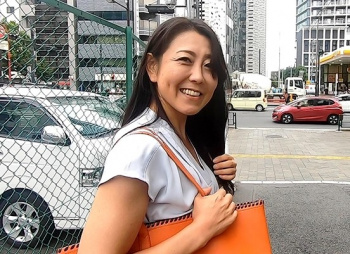 ☆人妻ナンパ☆ 45歳だというアナルエクスタシーの深みにハマった欲求不満の美人奥さまが変態チックな淫乱メス犬に豹変!ご主人にも触れさせたことがない完全未開発の肛門を怒張した生チ●ポで突きまくられて激しく興奮した清楚な人妻が下品な絶頂ズラでなりふり構わずイキ乱れる淫らな姿を見逃すな!の画像