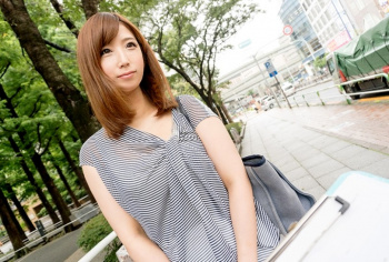 ☆人妻ナンパ☆ 28歳になる清楚な雰囲気が漂う絶対に浮気なんてしそうにない美人奥さまがとびきりスケベな淫乱メス犬に豹変!経験豊富なナンパ師の口車に乗せられて惜しげもなくさらけ出した剥き出しのぐちょ濡れマ●コに問答無用で快楽を与え続けられて性的欲望が覚醒した人妻の淫らな姿を見逃すな!の画像