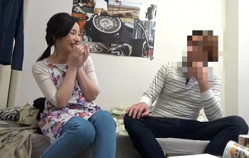 ☆人妻ナンパ☆ 38歳だという子供に手がかからなくなり家事代行サービスの仕事を始めたとってもキレイな美人奥さまがとびきりスケベな淫乱メス犬に豹変!平日の昼下がり惜しげもなくさらけ出したヌルヌルのぐちょ濡れマ●コを初めて会った年下男子に虐め抜かれて完全発情したドスケベ人妻の淫らな姿を見逃すな!の画像