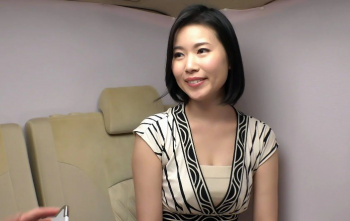 ☆人妻ナンパ☆ 37歳だという性機能の低下した旦那さんとの夫婦生活に不満をもつとってもキレイな美人奥さまがとびきりスケベな淫乱メス犬に豹変!言葉巧みなナンパ師の口車に乗せられてさらけ出した肉厚マンビラ全開のご無沙汰マ●コを虐め抜かれて激しく興奮した人妻が魅せる淫らな姿を見逃すな!の画像