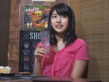 ☆人妻ナンパ☆ 25歳だという新婚のラブラブ期を終えて最初の倦怠期を迎えたスタイル抜群の美人奥さまがとびきりスケベな淫乱メス犬に豹変!ストレス発散で立ち寄った居酒屋で出会ったイケメン男子にほろ酔い気分で口説かれてソノ気になった人妻が怒張した生チ●ポをなりふり構わずハメまくる淫らな姿を見逃すな!の画像