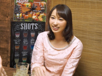 ☆人妻ナンパ☆ 37歳だという同じ会社で働いてる旦那さんとの息が詰まるような夫婦生活で溜め込んだストレスがピークに達した美人奥さまがとびきりスケベな淫乱メス犬に豹変!仕事帰りに立ち寄った居酒屋で出会ったタイプの年下男子にほろ酔い気分で口説かれてソノ気になった人妻が魅せる淫らな姿を見逃すな!の画像