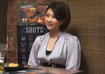 ☆人妻ナンパ☆ 30歳だという会話もない旦那さんとの夫婦生活に不満をもつ女盛りの人妻がとびきりスケベな淫乱メス犬に豹変!ストレス発散で飲みに行った近所の居酒屋で仲良くなったイケメンの年下男子にほろ酔い気分で口説かれてソノ気になったアラサー世代のドスケベ人妻が魅せる淫らな姿を見逃すな!の画像