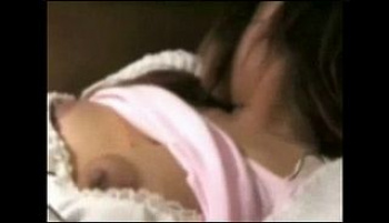 【いたずら】熟睡している巨乳のお姉さんの服を少しずつ脱がせたら…エロくて大きい乳輪がぽろりｗｗ乳首コリコリしてたら目を覚ましちゃったｗｗの画像