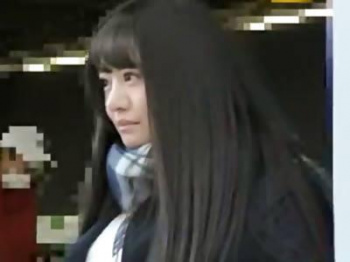 ＜素人JK＞黒髪の清楚な制服美少女を尾行し痴漢の一部始終を盗撮！指マンで大量潮吹きさせられ羞恥に悶絶する娘【削除注意】の画像