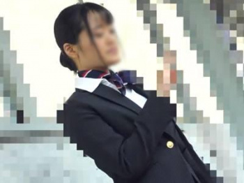 ＜素人＞スレンダーな制服美少女を痴漢・強姦する様子を隠し撮り！電車で辱められ便所でもハメ撮りされながら犯される娘【中出し】の画像