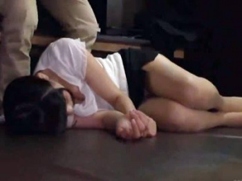 ＜寝取られ＞ネットカフェでイチャつく泥酔カップルから女をNTR！彼氏の不在に強姦！即ズボ痴漢で膣内射精する鬼畜の所業！の画像