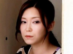 ＜ながえスタイル＞夫の上司に抱かれる人妻熟女！業者を家に招き入れ隣でSEX！夫と通話中にピストンで悦入りゲス不倫セックスの画像