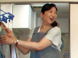 ＜おばさんレンタル＞『マッチョね♡』好みのイケメン客に家事代行だけでなくSEXまでサービスしちゃった五十路熟女【盗撮】の画像