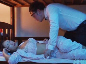 ＜夜這い＞自宅に飲み来た亭主の部下にレイプされる人妻熟女！娘も眠る2段ベッドを揺らし悶絶する肉感系ナイスバディなおばさんの画像