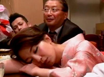 ＜泥酔レイプ＞酔いつぶれた女将を馴染みの客が集団痴漢！肉便器のように扱われる熟女を覗きち●ぽを硬くする板前【艶堂しほり】の画像