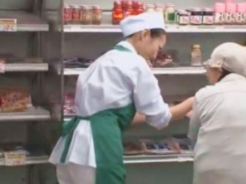 ＜人妻＞スーパーのパートおばさんを狙う痴漢魔！仕事中にバレないように悪戯され羞恥と快感に悶える美熟女【神納花】の画像