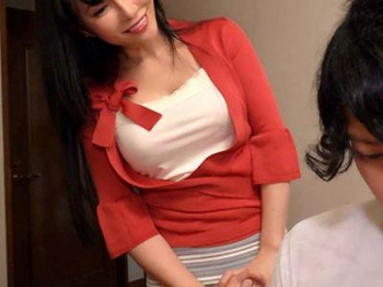 ＜お母さん＞引きこもりの息子に悩む巨乳美尻の熟女ママ！ナイスバディな母に色気を出した息子がおばさんの濃厚オナニーを覗き…の画像
