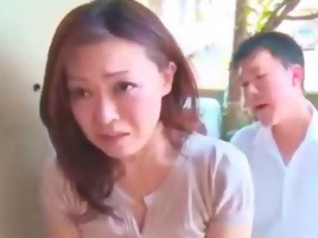 ＜熟女＞『あの…私は何をすれば…』息子が殴った不良に脅され凌辱レイプされる人妻！熟れ頃の妖艶おばさんを2人がかりで…♥の画像