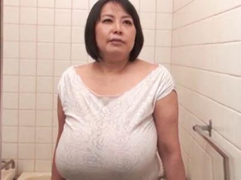 ＜爆乳熟女＞『触りたいの？♥』乳の位置がおかしいボイン巨乳人妻！チ●ポも埋もれるメロン乳で包み込み息子を癒す淫乱美魔女の画像