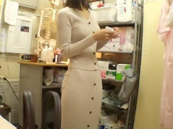 ＜人妻＞細身なのにボイン♥デカ乳輪が卑猥なS級熟女妻を痴漢マッサージ！悪徳鍼灸院でヤられちゃった奥様達を隠し撮り【中出し】の画像