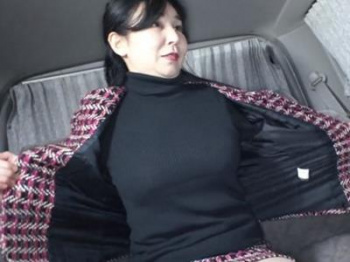 ＜熟女ナンパ＞『見せるだけよ？♥』エロい事には世間知らずそうな五十路人妻さん！脱ぐと上玉巨乳だったBBAをよがらせ…♡の画像