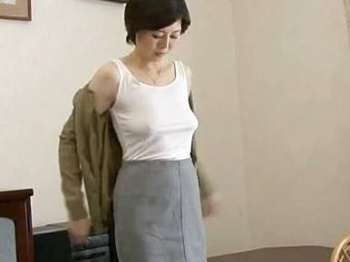 ＜叔母＞『俺の事誘ってる？』ノーブラで甥を無自覚に誘惑する美乳熟女！勃起乳首が卑猥な巨乳美魔女を襲って…♥【竹内梨恵】の画像