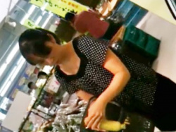 ※ヤバイやつ《本物リアル盗撮》スーパーの店内で夜のおかずを買う人妻たちのパンチラ下着を盗撮した痴漢流出映像！の画像