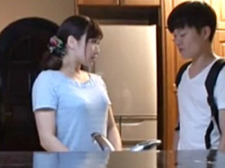 《熟女人妻》大好きなお母さんが僕の親友と再婚！お風呂で仲良くイチャつく巨乳おばさんと、戸惑いを隠せない息子のドラマの画像