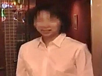 《素人/人妻》セックス目的の輪姦部屋へ自ら入ってくる淫乱熟女！！複数人の男たちにオマ●コを貫かれ風呂場で失禁放尿！！の画像