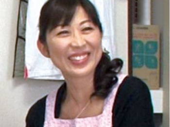 《素人熟女》五十路のおばさんレンタル盗撮！♡ムラムラが我慢できずお願いしたら優しい貧乳人妻と中出しセックスまで出来た！の画像