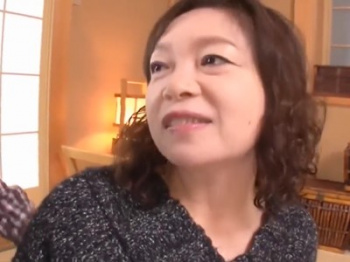 《素人おばさん》愛人と暮らしている人妻熟女！ハリのある爆乳ボインな高齢ババアが若い肉棒に突き上げられ中出し昇天！！の画像